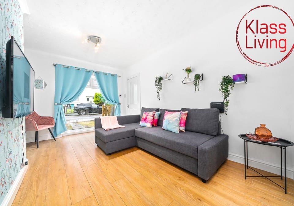 TV and multimedia, Living room, Decorative detail, Seating area, Dining area, Guests, group of guests, Family