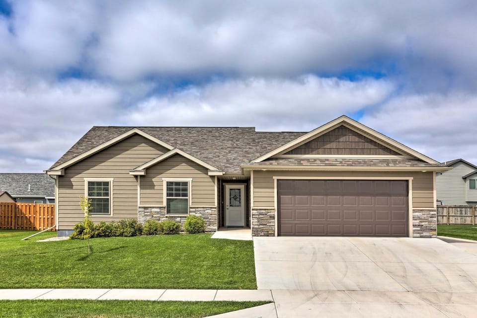 Rapid City, Final Rally Weekend Base w/ Patio House in Rapid City