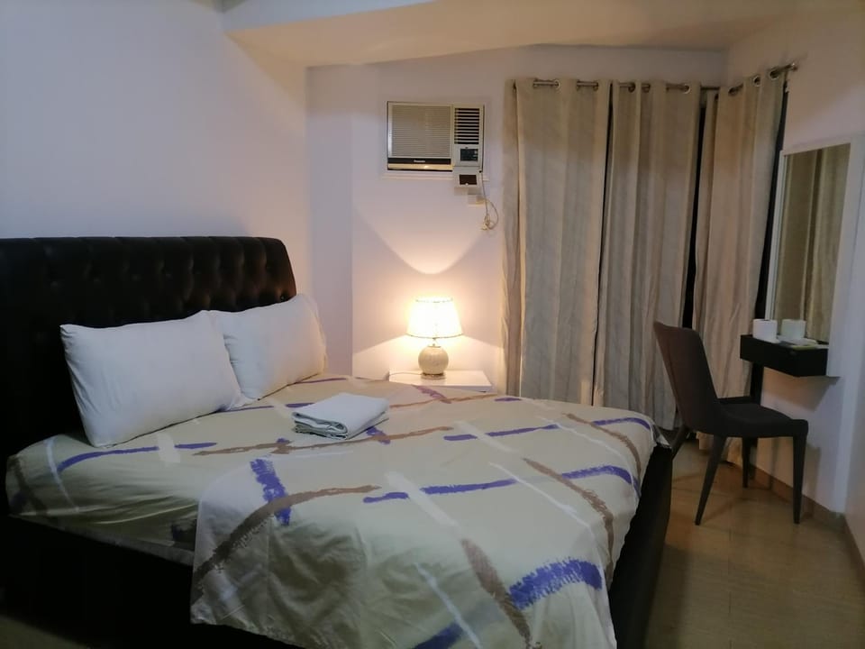 Roxas Blvd Stunning Studio Condo Near US Embassy Apartment in Manila City