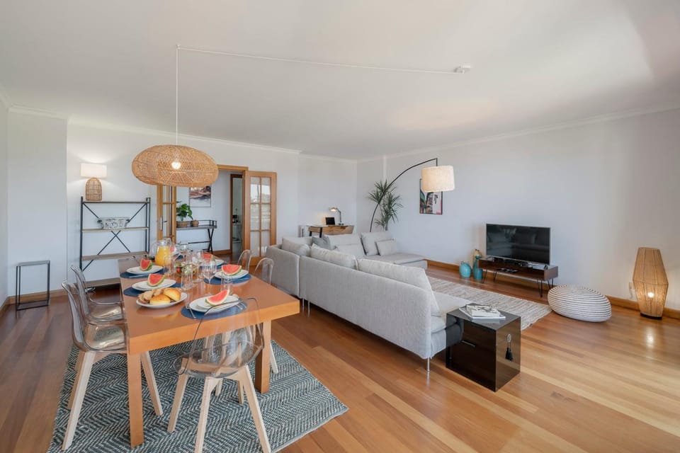 Communal lounge/ TV room, TV and multimedia, Photo of the whole room, Dining area, Evening entertainment