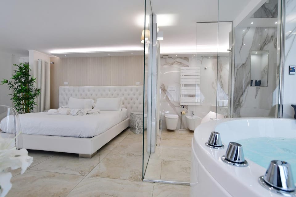 Shower, Bed, Hot Tub, Bathroom, Photo of the whole room, Bedroom, Bath, towels