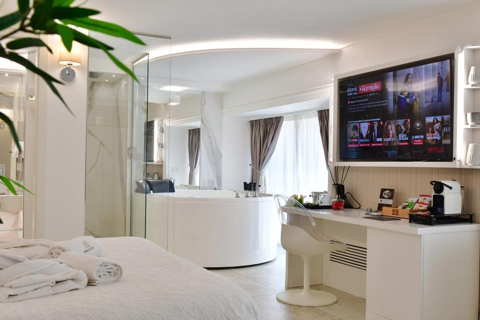 Bed, TV and multimedia, Photo of the whole room, Bedroom, minibar, towels