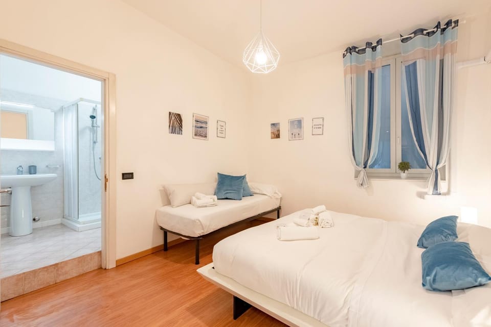 Bed, Bathroom, Photo of the whole room, Bedroom, towels