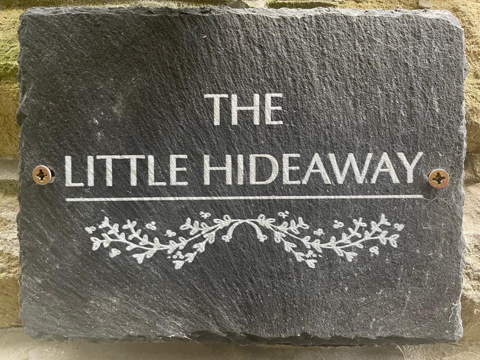 The Little Hideaway - Historic Gem off Haworth Main Street -Log Fire House in England