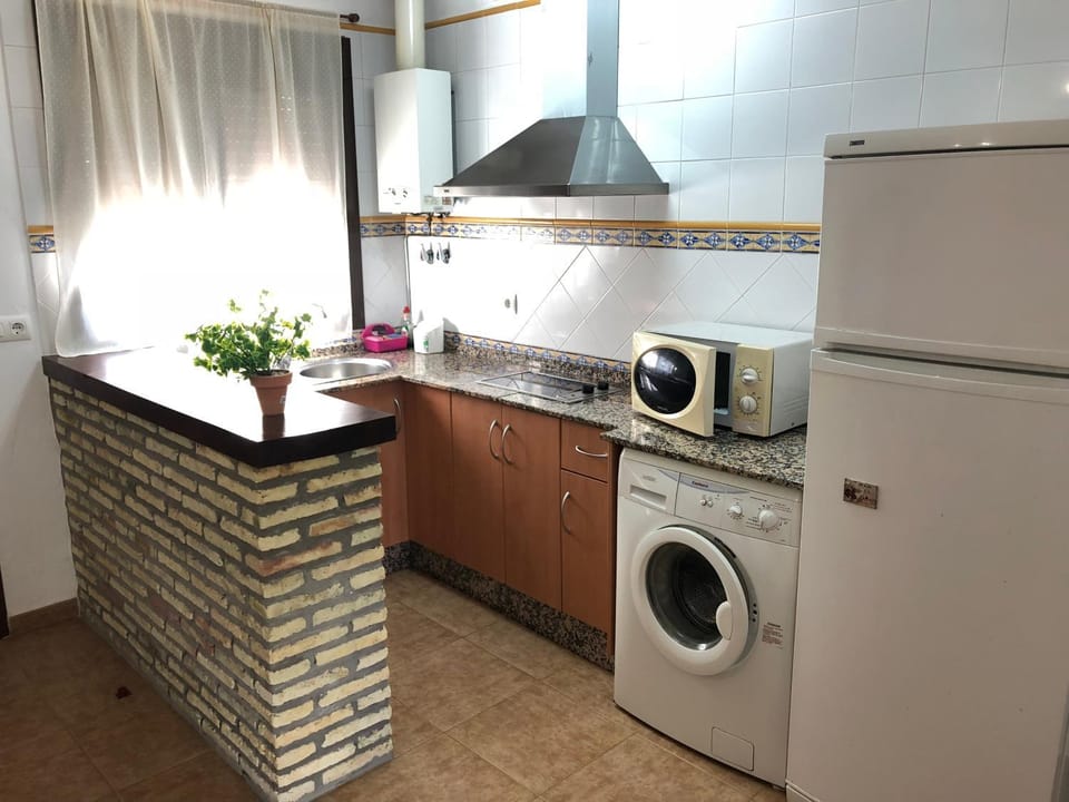Kitchen or kitchenette, minibar, stove, washing machine