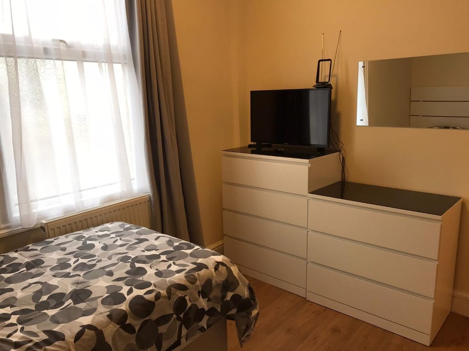 WIllesden Lodge Guest House Bed and Breakfast in London