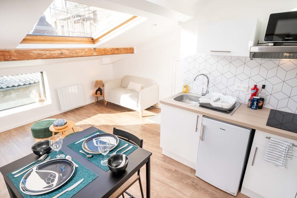 Kitchen or kitchenette, Dining area, stove