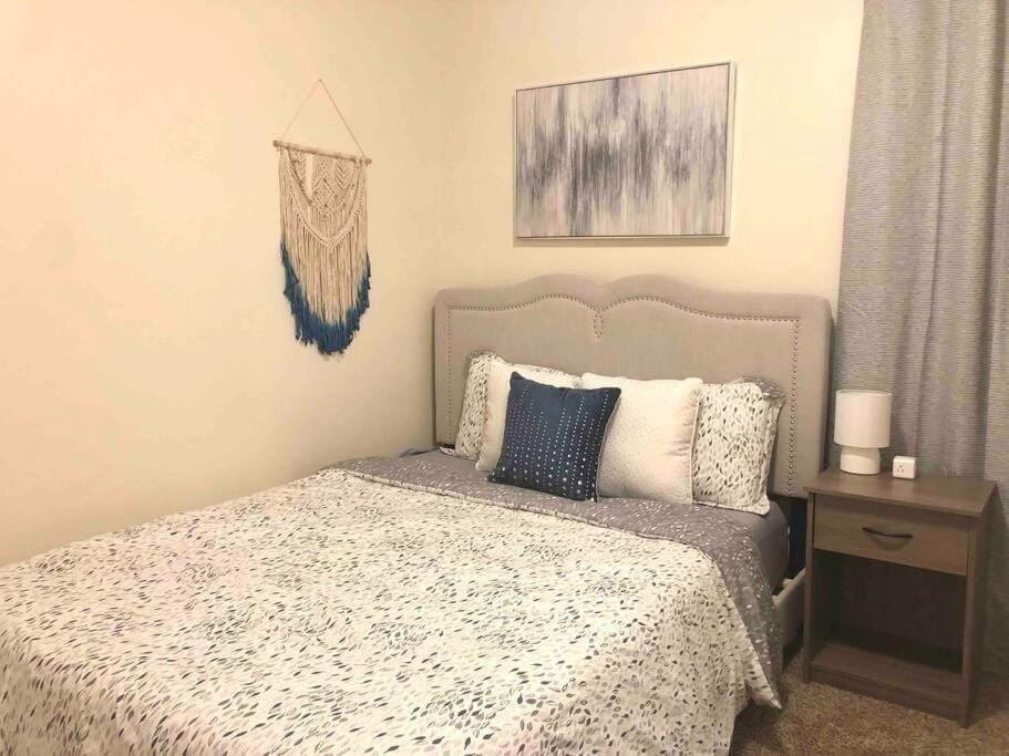 * Radiant Retreat * King Bed * Long Term Stays * House in Durham