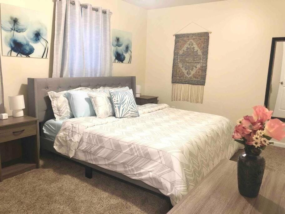 * Radiant Retreat * King Bed * Long Term Stays * House in Durham