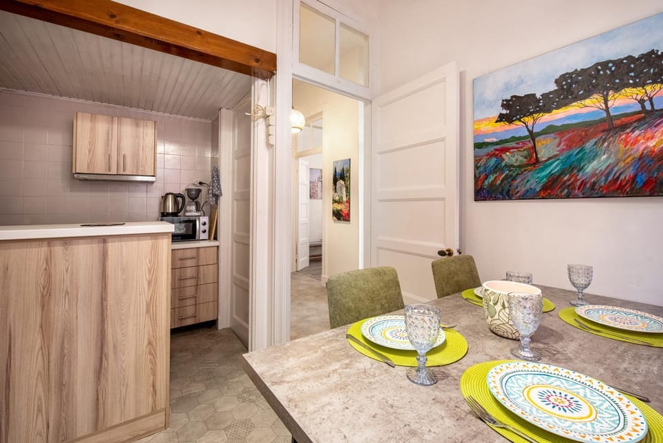 Kitchen or kitchenette, Dining area, minibar, oven