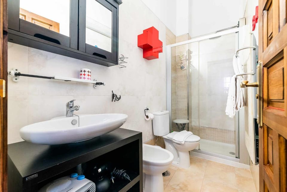 Shower, Bathroom, bidet, towels