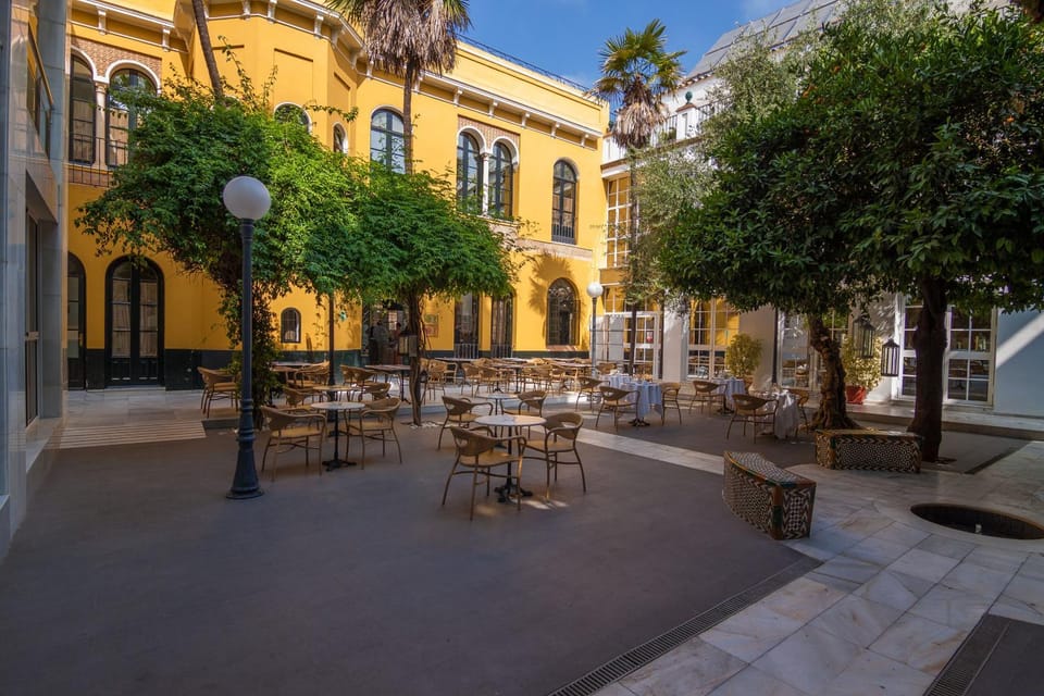 Property building, Patio, Restaurant/places to eat, Balcony/Terrace