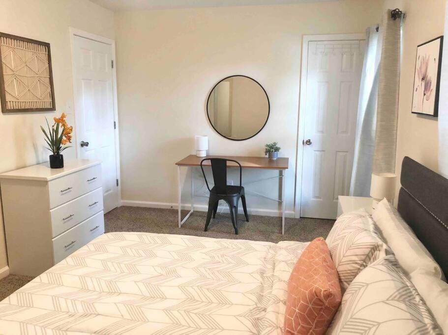 * Posh Place * King Bed * Long Term Stays * House in Durham