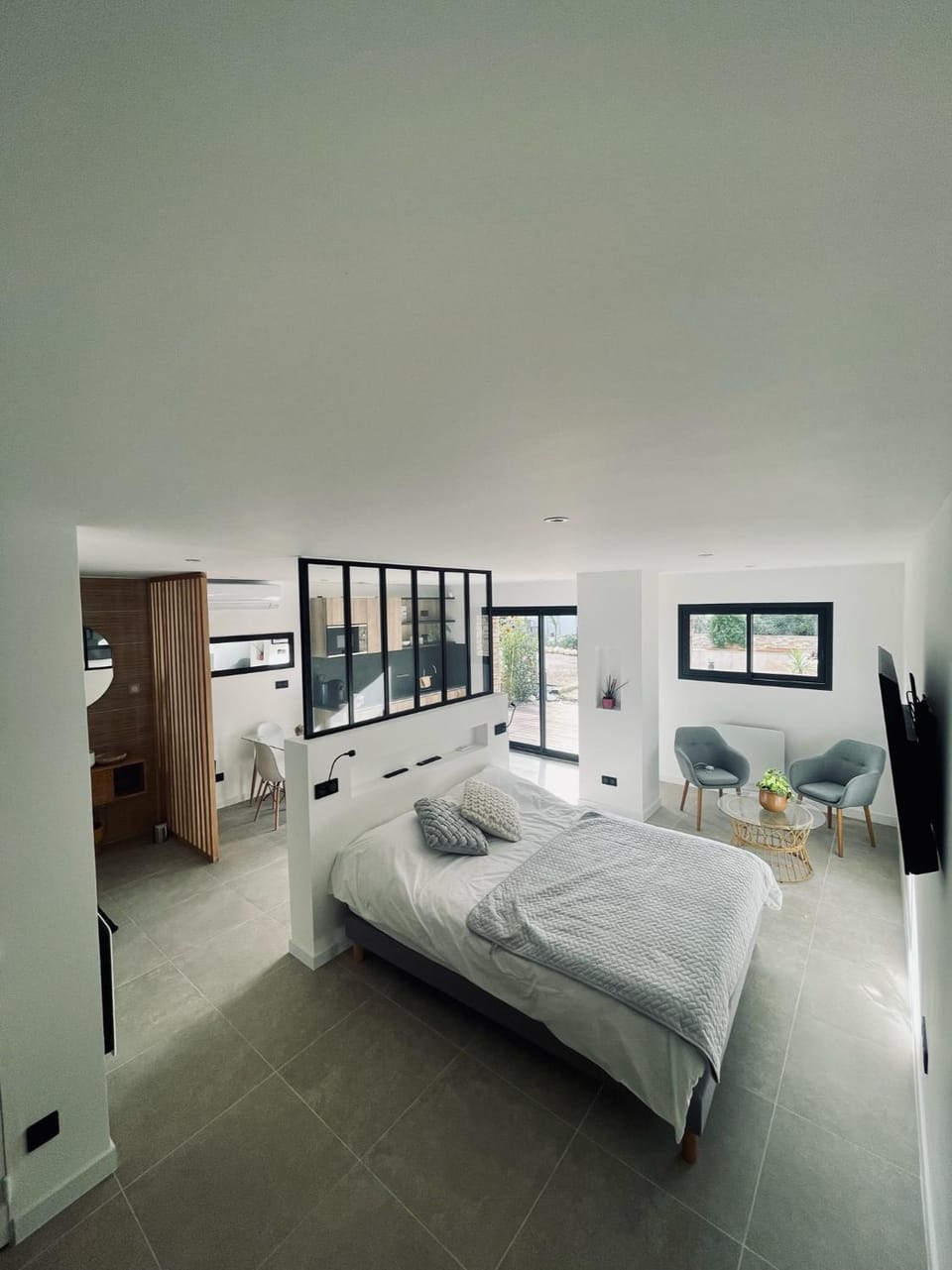 Photo of the whole room, Bedroom, towels