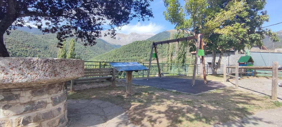 Apartamento MontEsquiBonito Bonito Apartamento en Yésero Apartment in Aragon