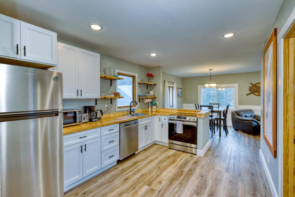 Kitchen or kitchenette, Dining area, Sea view, dishwasher, minibar, pet friendly, stove, toaster