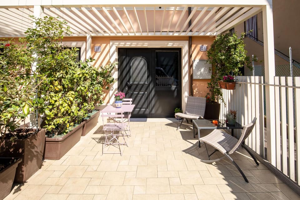 Patio, Day, Balcony/Terrace