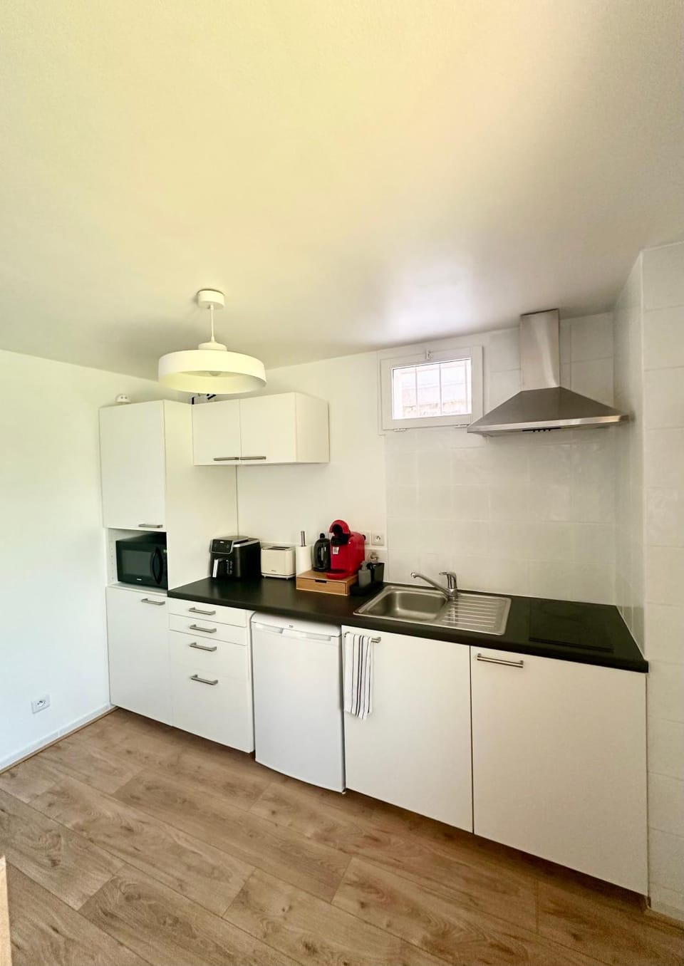 Coffee/tea facilities, Kitchen or kitchenette, dishwasher, microwave, stove, toaster