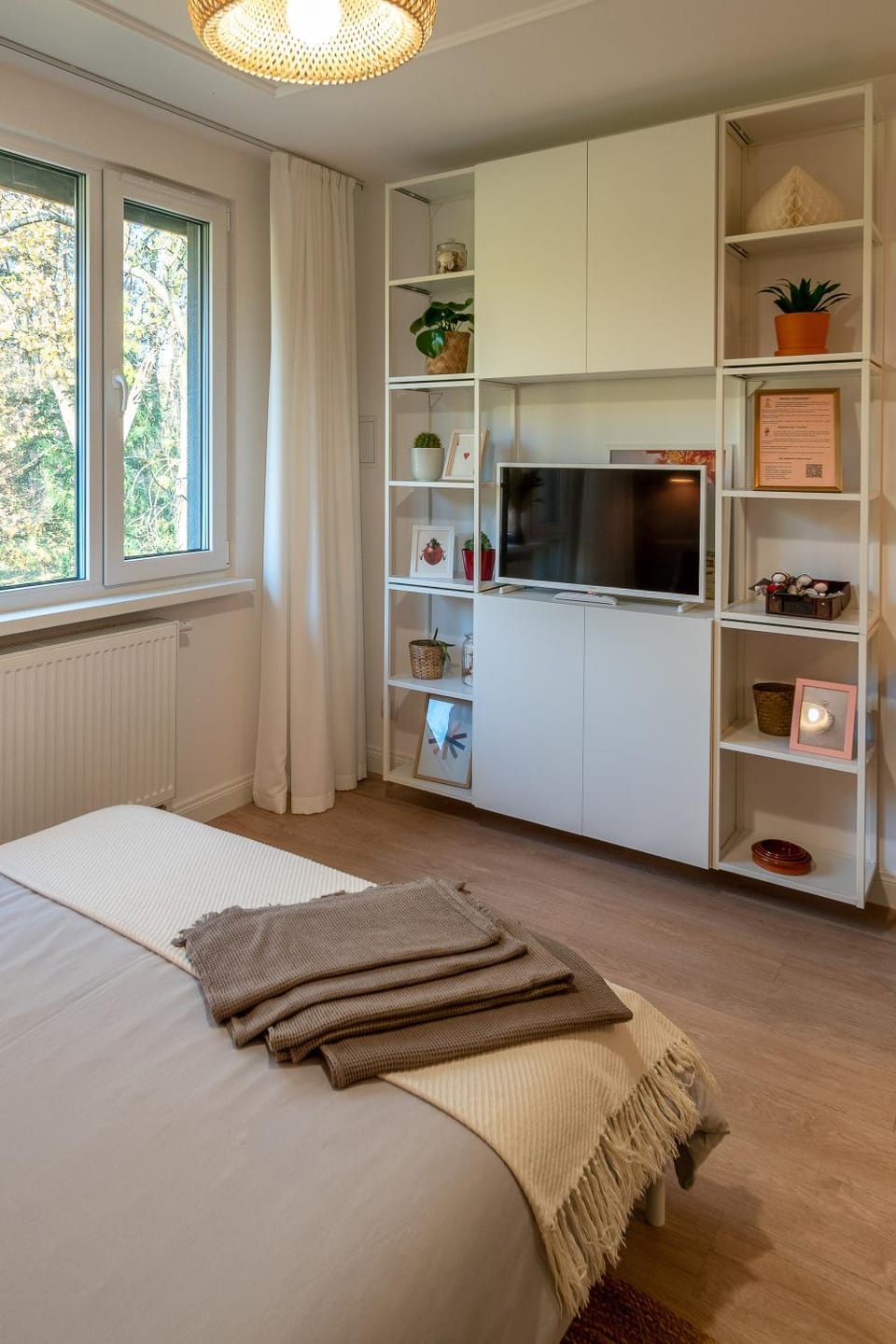Bed, TV and multimedia, Bedroom, Garden view, towels