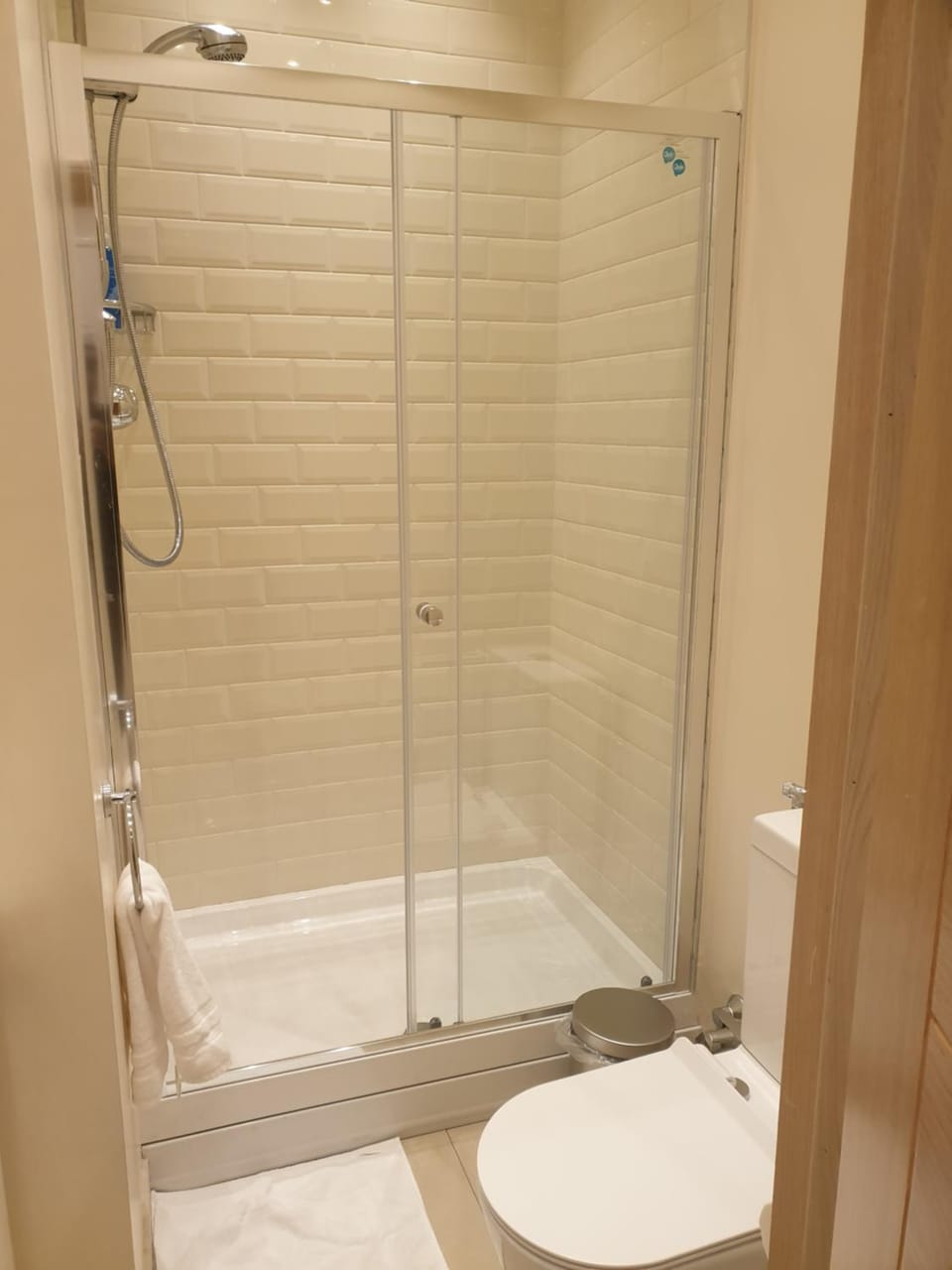 London Luxury Apartments 5 min walk from Ilford Station, with FREE PARKING & FREE WIFI Apartment in Ilford