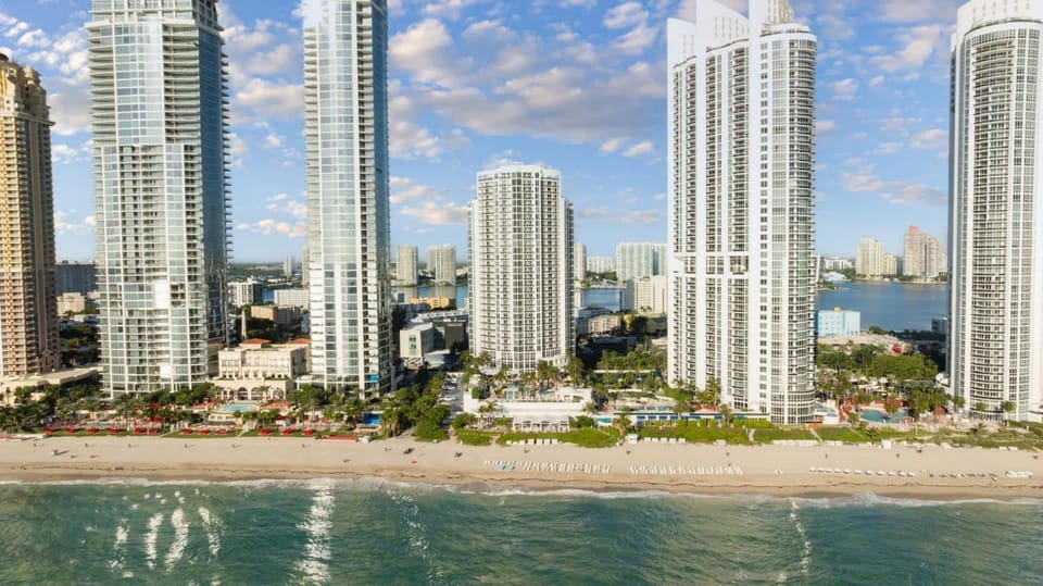 Oceanview Resort Condo with Balcony and Pool House in Sunny Isles Beach