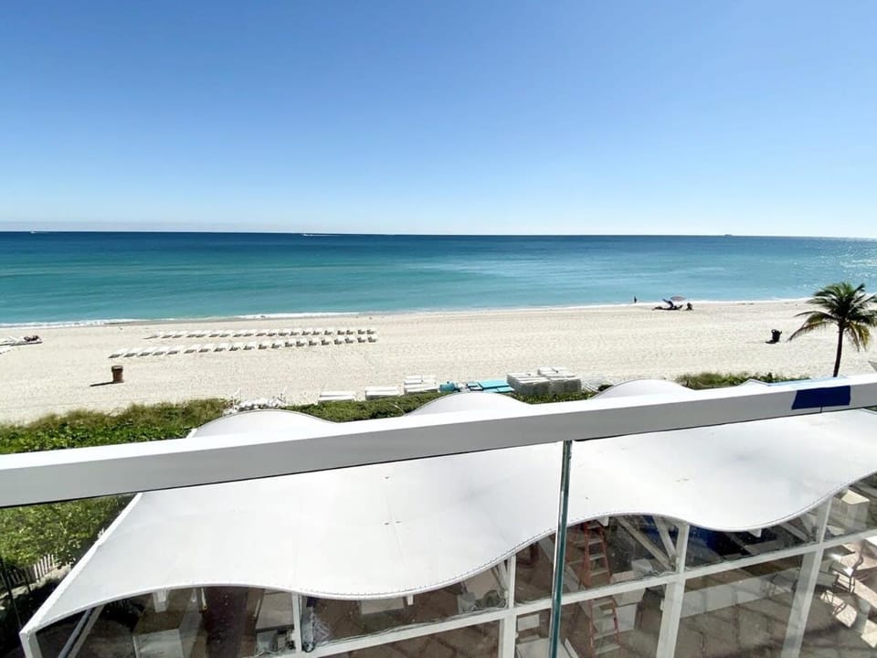 Oceanview Resort Condo with Balcony and Pool House in Sunny Isles Beach