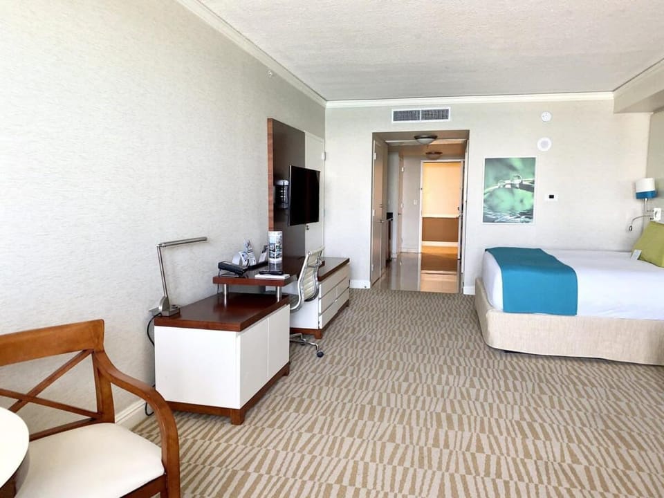 Oceanview Resort Condo with Balcony and Pool House in Sunny Isles Beach