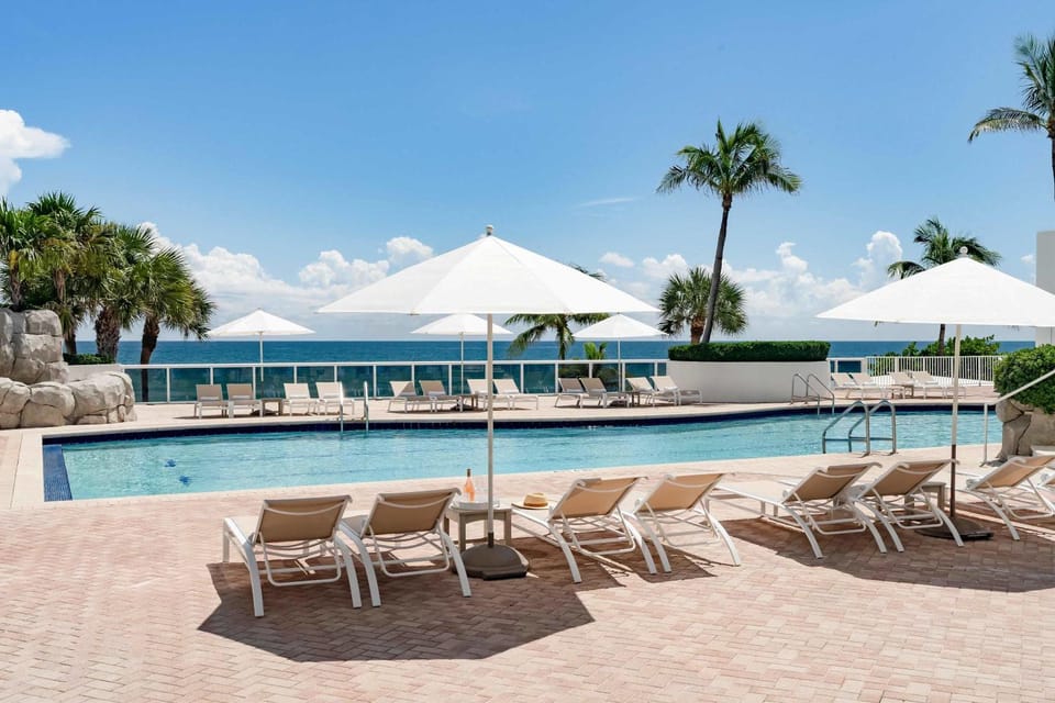 Oceanview Resort Condo with Balcony and Pool House in Sunny Isles Beach
