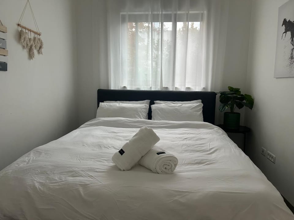 Bed, Photo of the whole room, Bedroom, towels