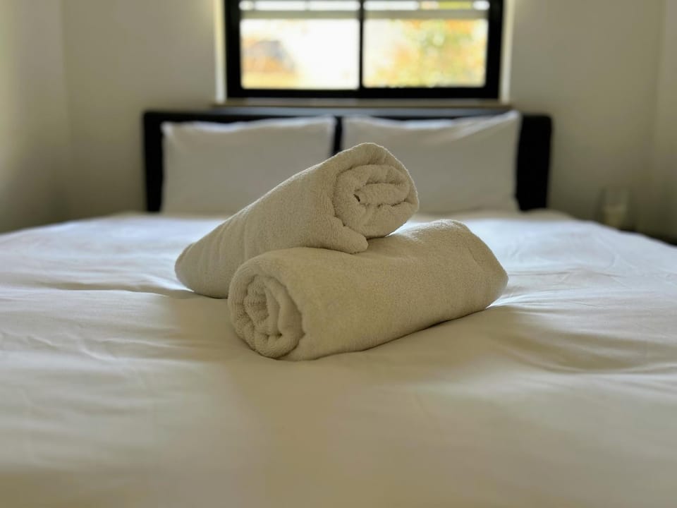 Bed, Bedroom, towels