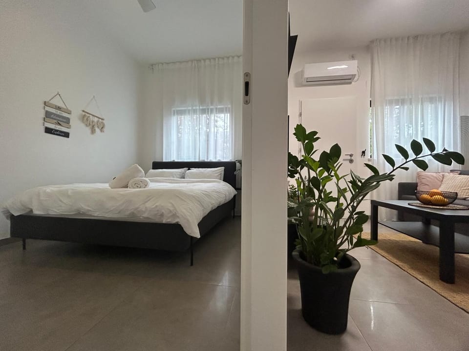 Bed, Bedroom, towels, air conditioner
