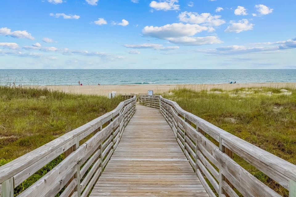 Cheery coastal condo with balcony, AC, W/D, 2 pools, grills, & beach access House in Atlantic Beach