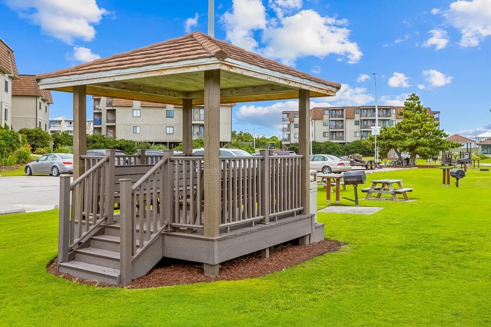 Cheery coastal condo with balcony, AC, W/D, 2 pools, grills, & beach access House in Atlantic Beach