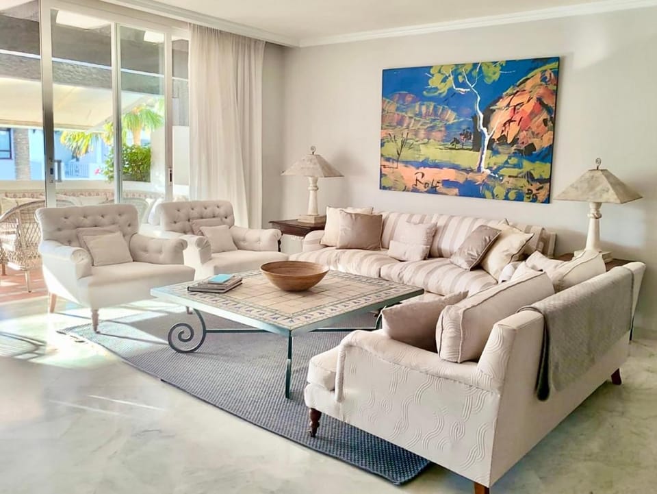 PUENTE ROMANO LUXURY PENTHOUSE, Beachside & Sea Views Apartment in Marbella