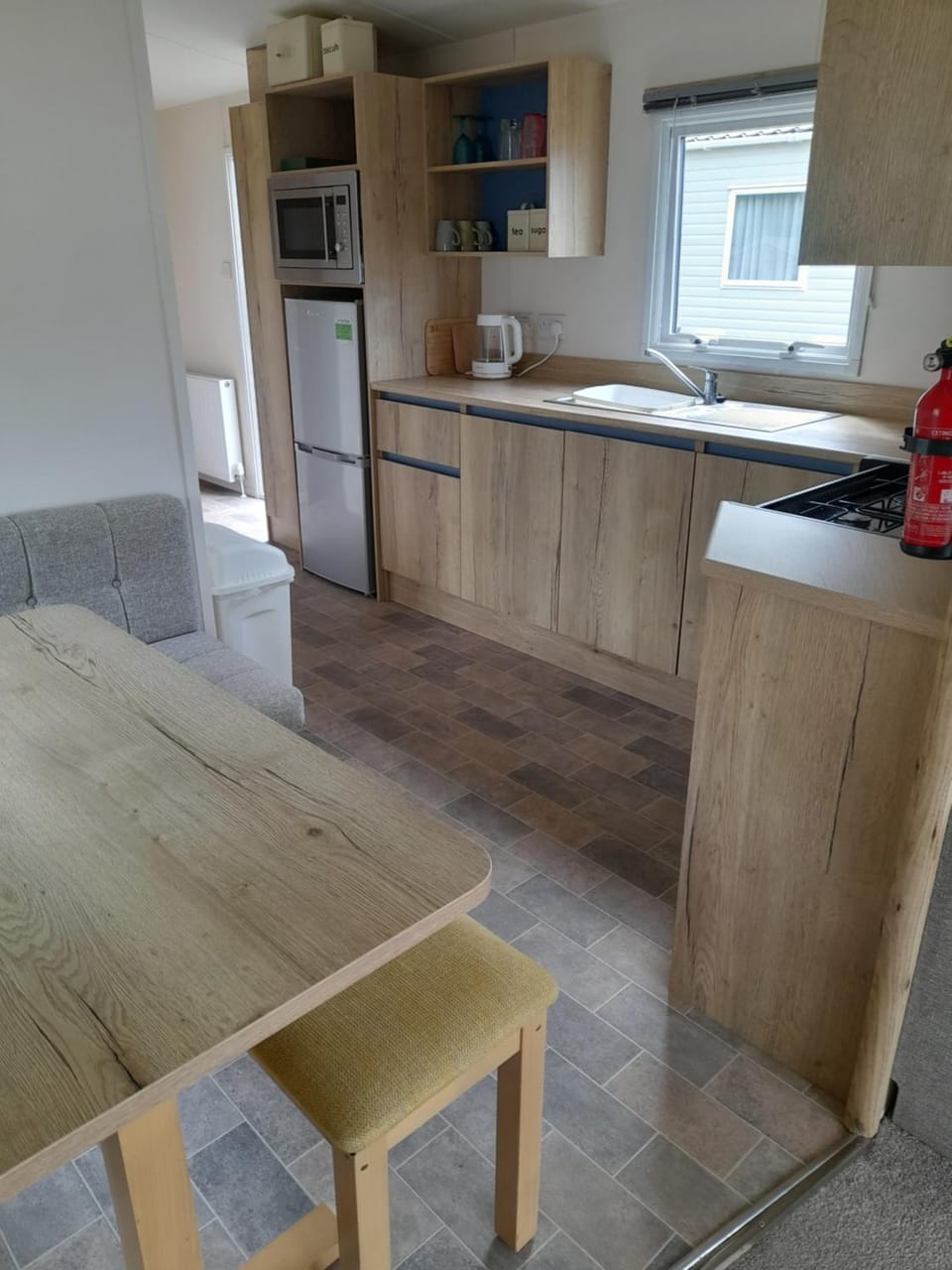 Kitchen or kitchenette, Dining area