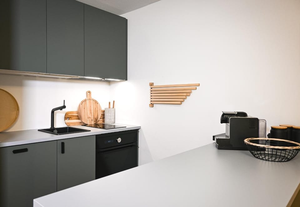 Coffee/tea facilities, Kitchen or kitchenette, stove, toaster