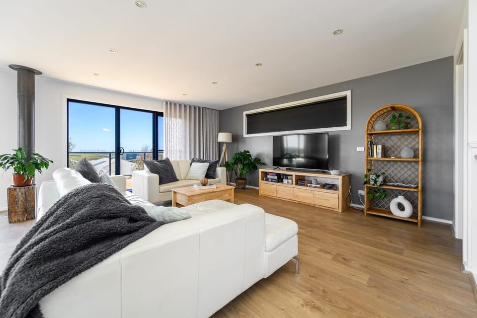 Ocean & Country Views, Spa, Pets Welcome, Fireplace - Your Ocean Oasis 10 minutes to Phillip Island House in Kilcunda