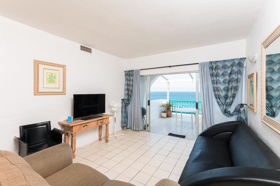 Communal lounge/ TV room, Living room, Seating area, Sea view