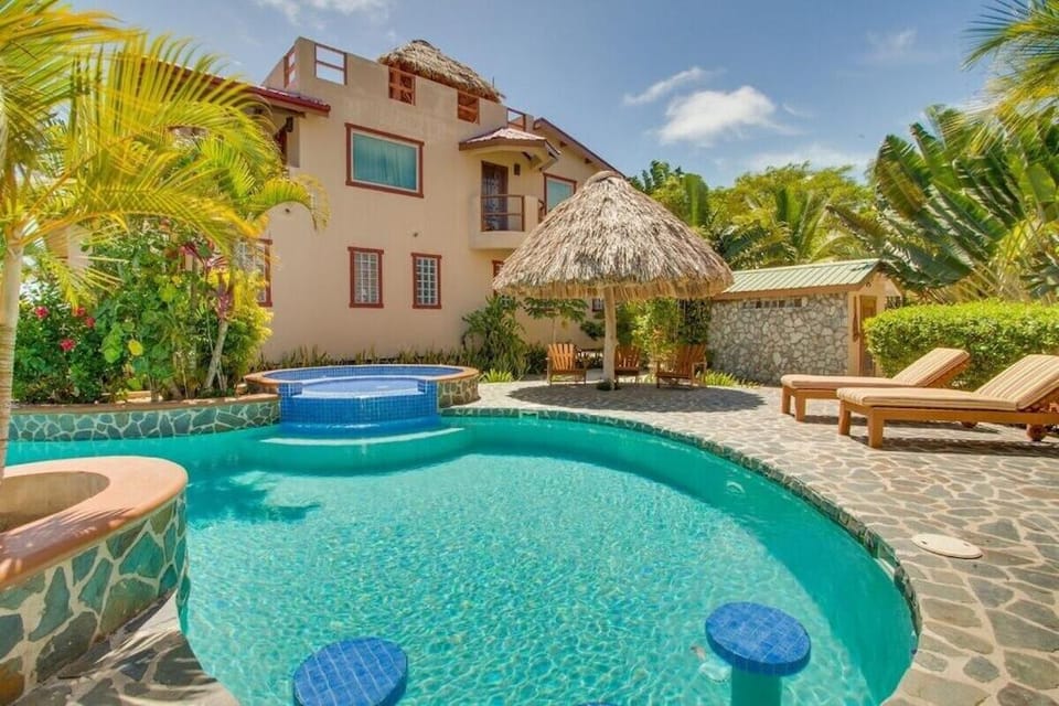 Magnificent Belize Townhouse-Pool-Private Island Apartment in Placencia