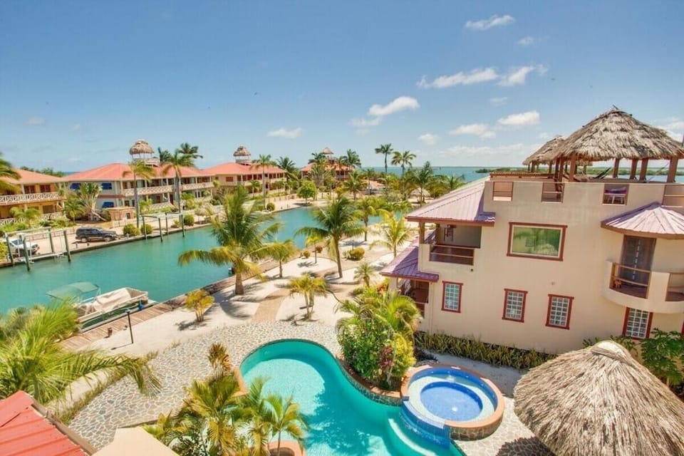 Magnificent Belize Townhouse-Pool-Private Island Apartment in Placencia