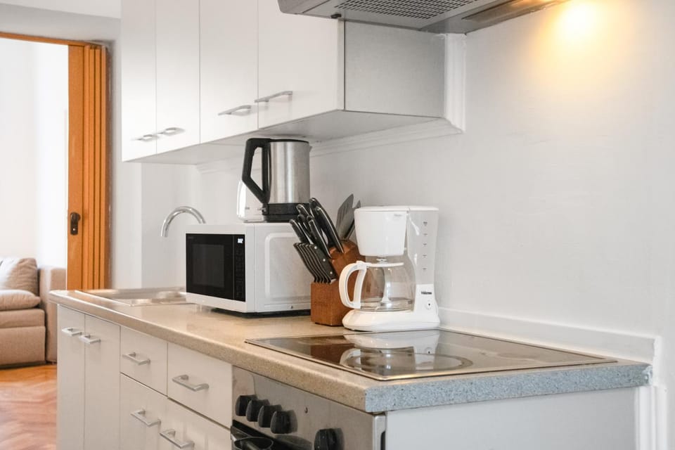 Coffee/tea facilities, Kitchen or kitchenette, stove