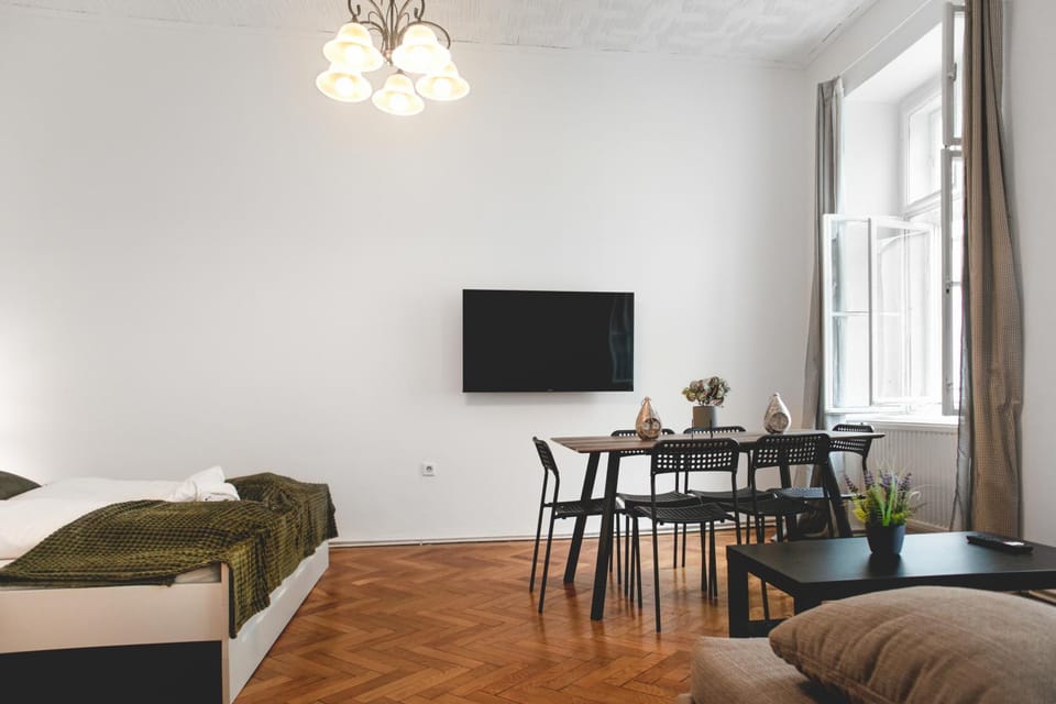 Bed, TV and multimedia, Seating area, Bedroom