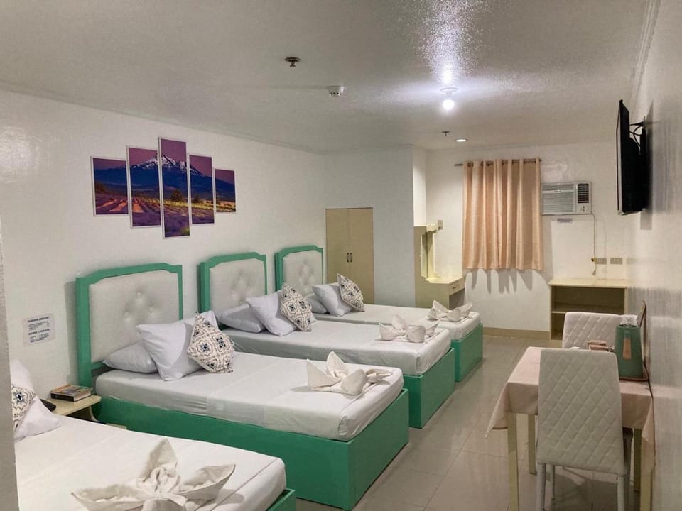 Bed, TV and multimedia, Photo of the whole room, Bedroom, towels