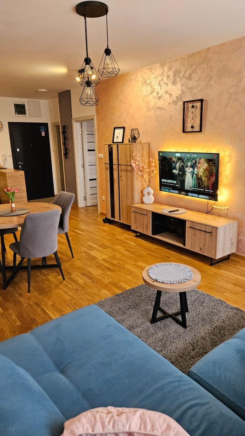 Communal lounge/ TV room, TV and multimedia, Living room, Seating area, Evening entertainment