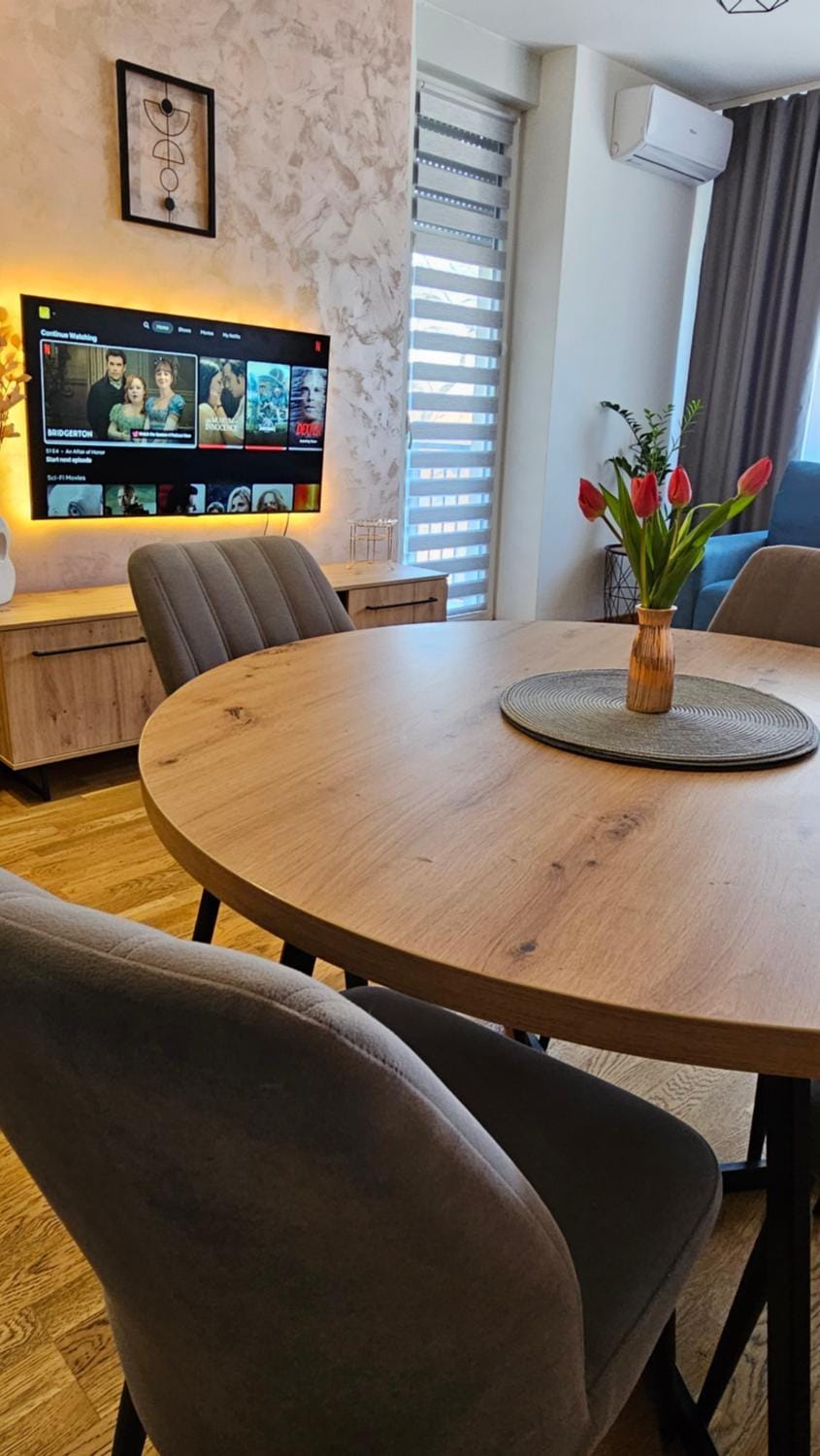 TV and multimedia, Living room, Evening entertainment