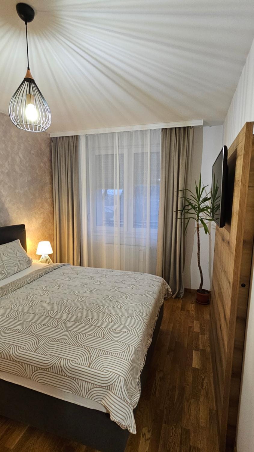 Bed, TV and multimedia, Photo of the whole room, Bedroom