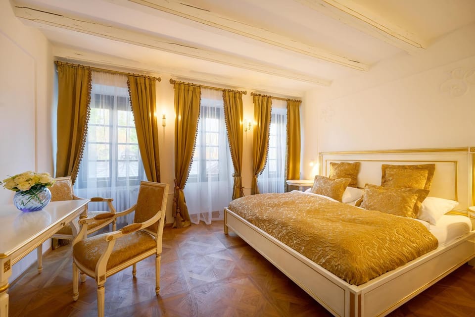Bed, Seating area, Area and facilities