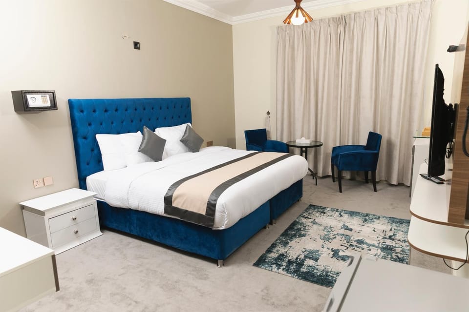 Bed, Living room, Photo of the whole room, Bedroom