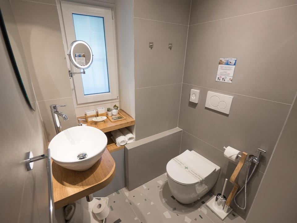 Shower, Toilet, Bathroom, towels