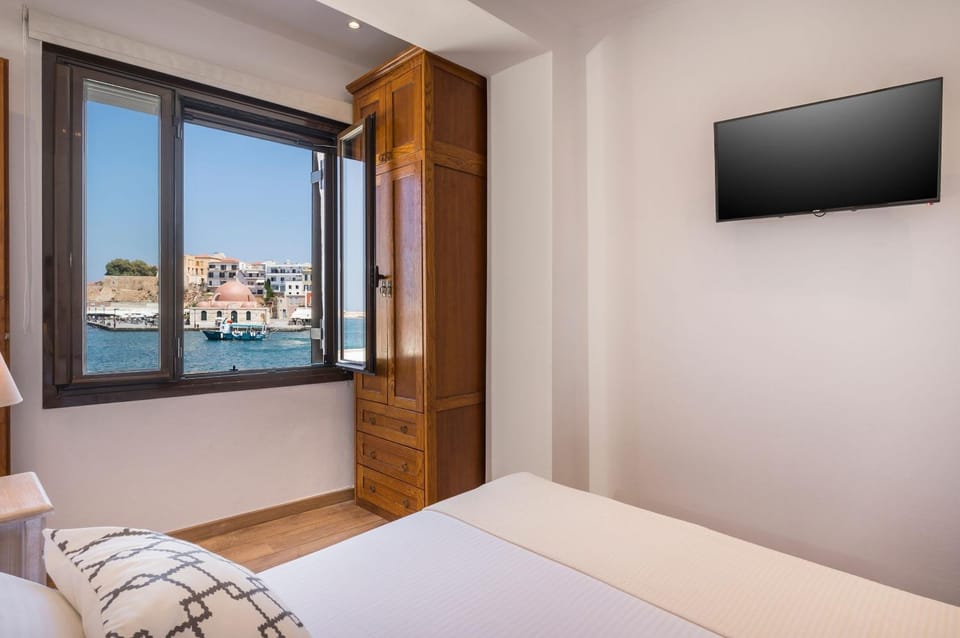 Bed, TV and multimedia, View (from property/room), Photo of the whole room, Bedroom, Landmark view, Sea view